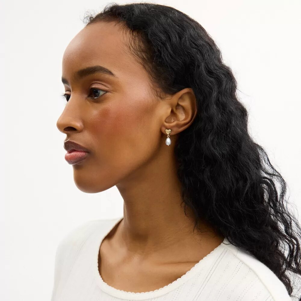 Aretes colgantes con perla en forma de corazón