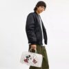 Bolsa Compass 35 de Disney x Coach con Mickey Mouse