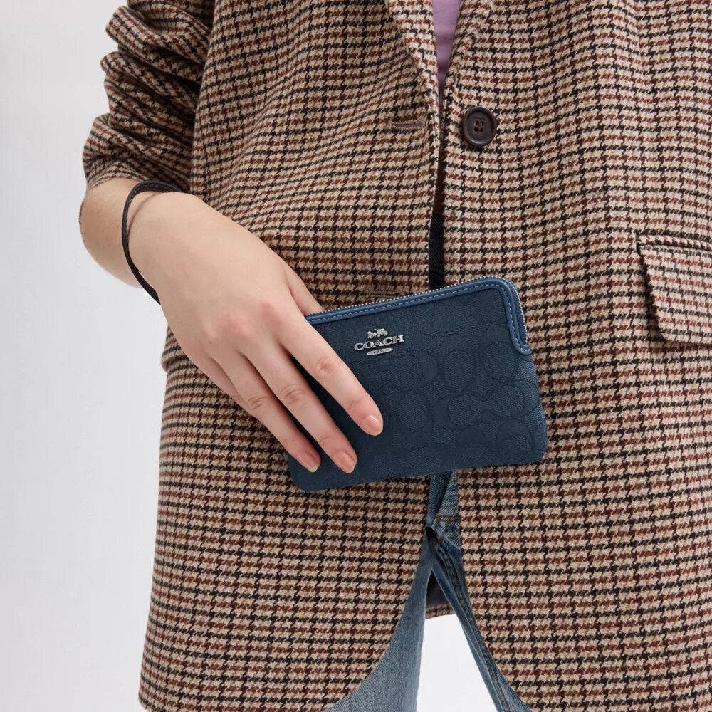 Bolsa de pulsera con cremallera en esquina en jacquard Signature