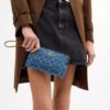 Bolsa de pulsera grande con cremallera en la esquina en denim característico