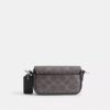 Bolso bandolera con solapa en Signature Canvas