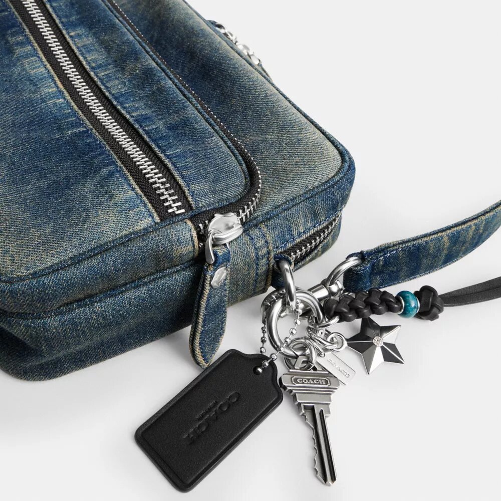 Bolso bandolera Dakota de denim de algodón regenerativo con Charms