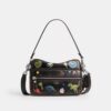 Bolso bandolera Dakota de Rexy para su décimo cumpleaños, en cuero desgastado con estampado de calcomanías