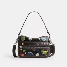 Bolso bandolera Dakota de Rexy para su décimo cumpleaños, en cuero desgastado con estampado de calcomanías