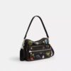 Bolso bandolera Dakota de Rexy para su décimo cumpleaños, en cuero desgastado con estampado de calcomanías