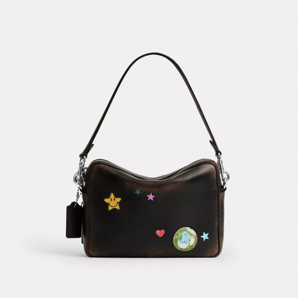 Bolso bandolera Dakota de Rexy para su décimo cumpleaños, en cuero desgastado con estampado de calcomanías