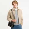 Bolso bandolera Dakota de Rexy para su décimo cumpleaños, en cuero desgastado con estampado de calcomanías