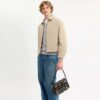 Bolso bandolera Dakota de Rexy para su décimo cumpleaños, en cuero desgastado con estampado de calcomanías