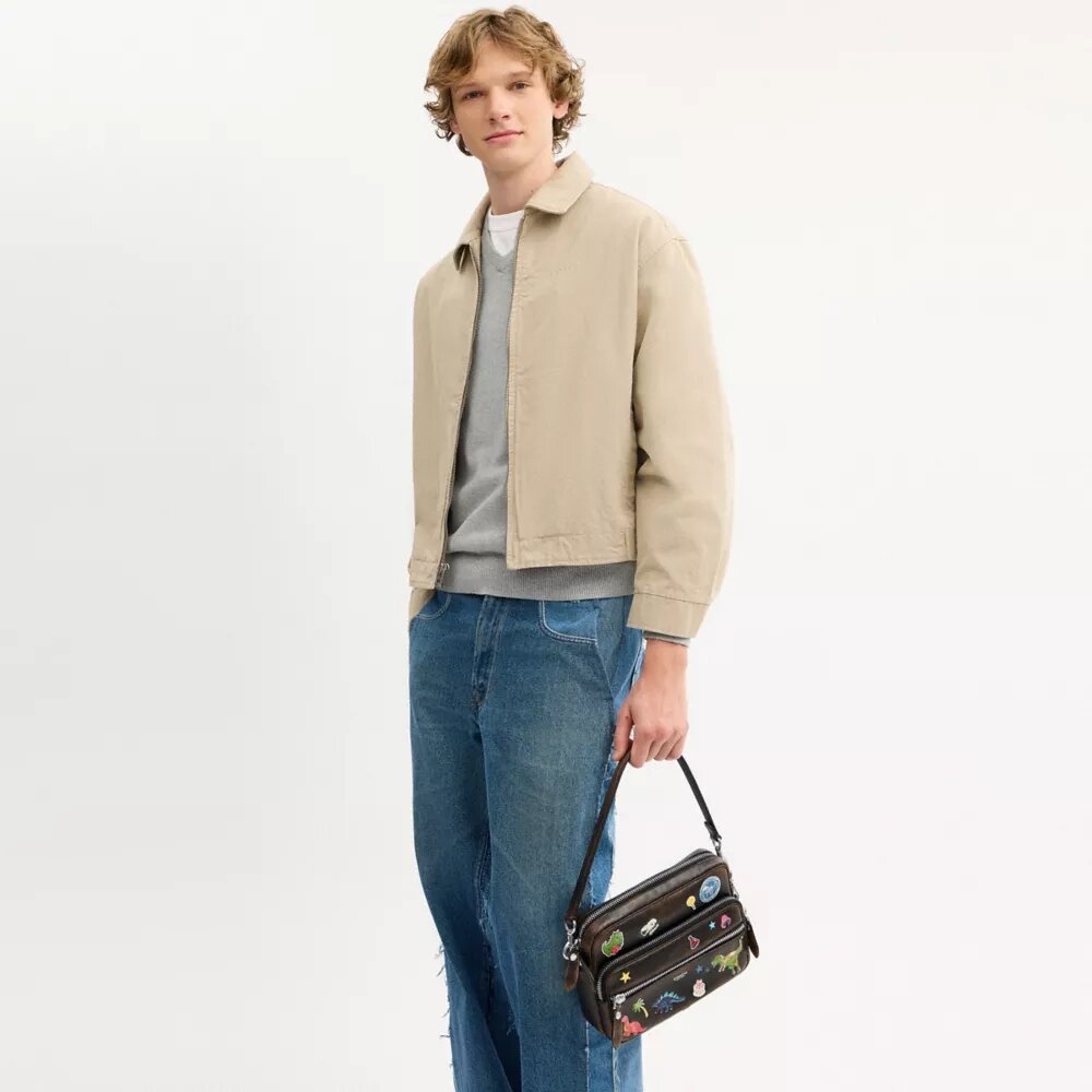Bolso bandolera Dakota de Rexy para su décimo cumpleaños, en cuero desgastado con estampado de calcomanías