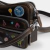 Bolso bandolera Dakota de Rexy para su décimo cumpleaños, en cuero desgastado con estampado de calcomanías
