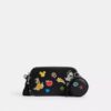 Bolso bandolera delgado Charter de Disney X Coach con estampado de calcomanías