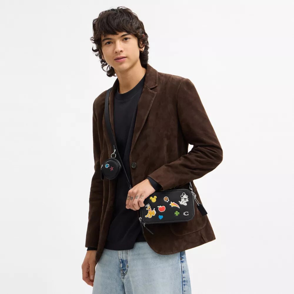 Bolso bandolera delgado Charter de Disney X Coach con estampado de calcomanías