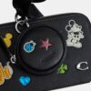 Bolso bandolera delgado Charter de Disney X Coach con estampado de calcomanías