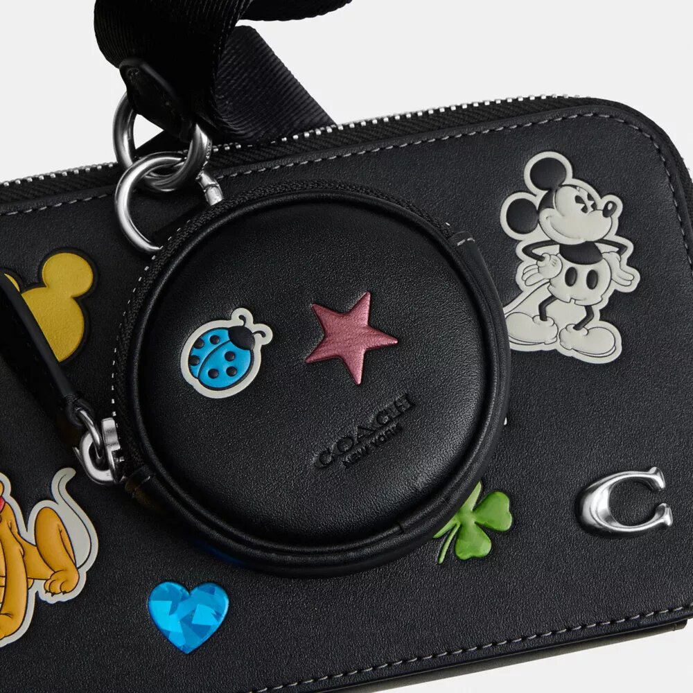 Bolso bandolera delgado Charter de Disney X Coach con estampado de calcomanías
