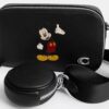 Bolso bandolera delgado Charter de Disney X Coach con Mickey Mouse