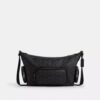 Bolso bandolera Finn con bolsillos en Signature Canvas