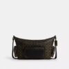 Bolso bandolera Finn con bolsillos en Signature Canvas