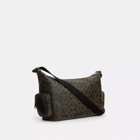 Bolso bandolera Finn con bolsillos en Signature Canvas