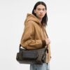 Bolso bandolera Finn con bolsillos en Signature Canvas
