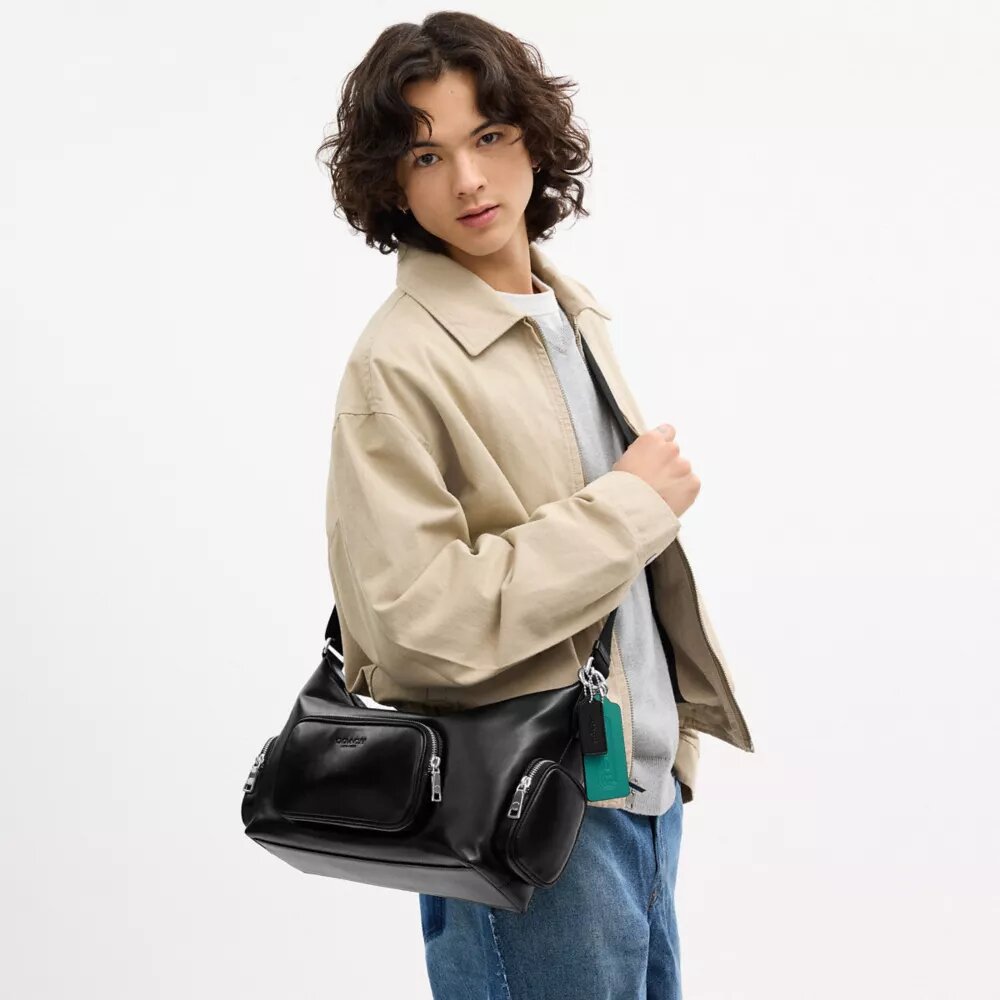 Bolso bandolera Finn con bolsillos y dijes