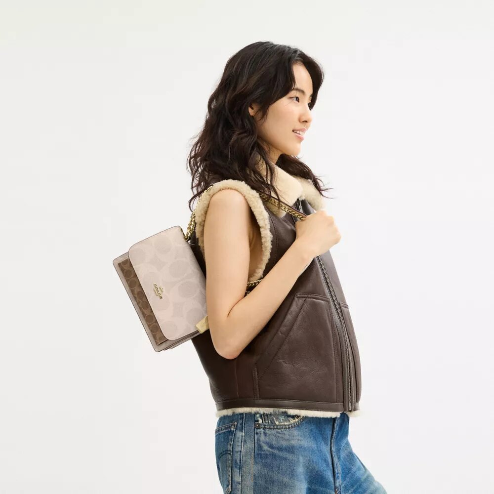 Bolso bandolera Klare en Signature Canvas con diseño en bloques