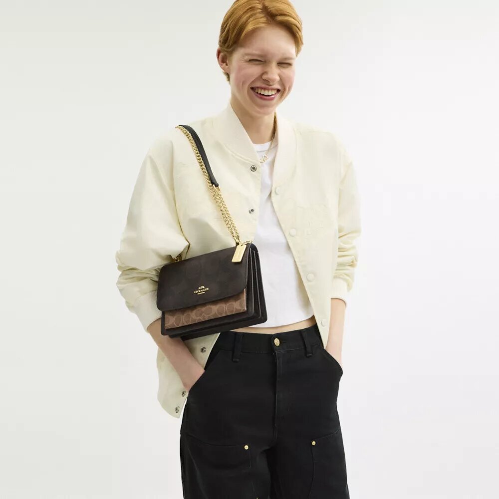 Bolso bandolera Klare en Signature Canvas con diseño en bloques