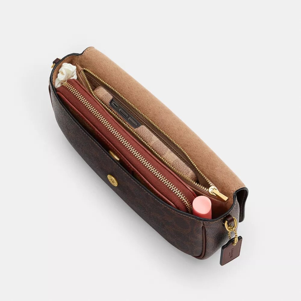 Bolso Brook con solapa y cadena en Signature Canvas