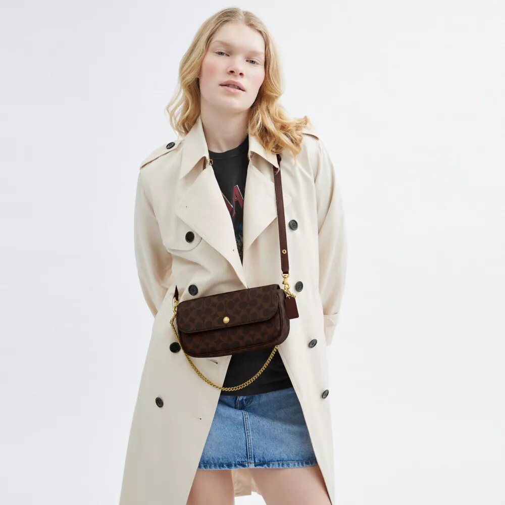 Bolso Brook con solapa y cadena en Signature Canvas