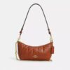 Bolso de hombro Caitlin con acolchado y dije