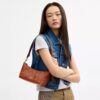 Bolso de hombro Caitlin con acolchado y dije