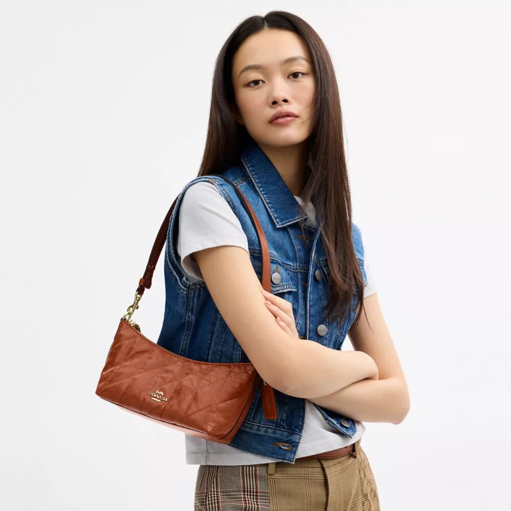 Bolso de hombro Caitlin con acolchado y dije
