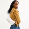 Bolso de hombro Caitlin con acolchado y dije