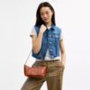 Bolso de hombro Caitlin con acolchado y dije