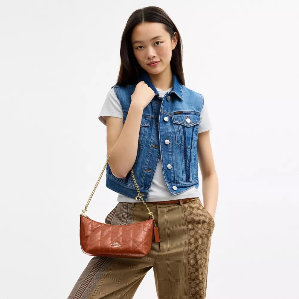Bolso de hombro Caitlin con acolchado y dije