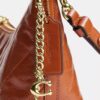 Bolso de hombro Caitlin con acolchado y dije
