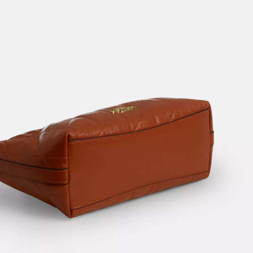 Bolso de hombro Caitlin con acolchado y dije