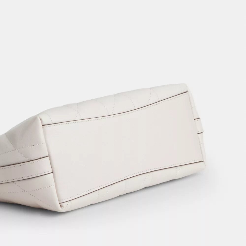 Bolso de hombro Caitlin con acolchado y dije