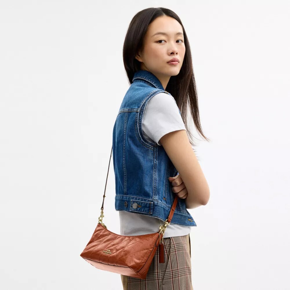 Bolso de hombro Caitlin con acolchado y dije