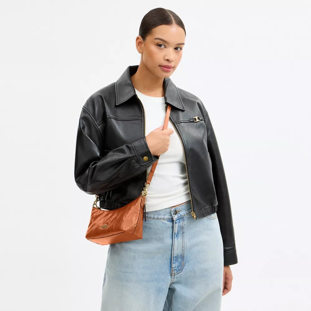 Bolso de hombro Caitlin con acolchado y dije