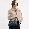 Bolso de hombro Juliet de 25 en denim de algodón regenerativo con acolchado