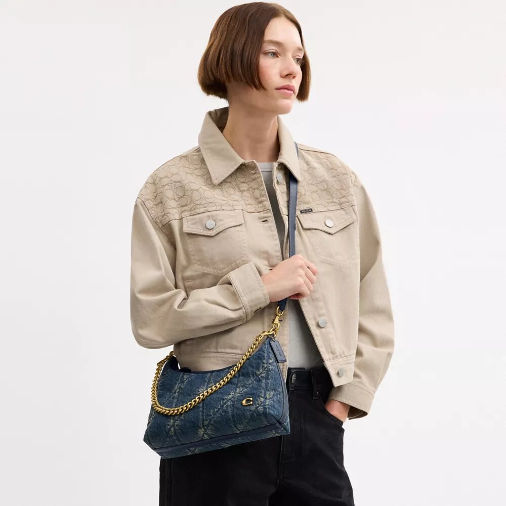 Bolso de hombro Juliet de 25 en denim de algodón regenerativo con acolchado