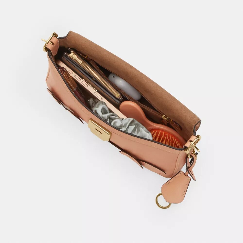 Bolso de hombro pequeño con solapa Etta y aplique floral