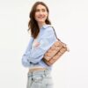 Bolso de hombro pequeño con solapa Etta y aplique floral