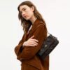 Bolso de hombro pequeño con solapa Etta y aplique floral