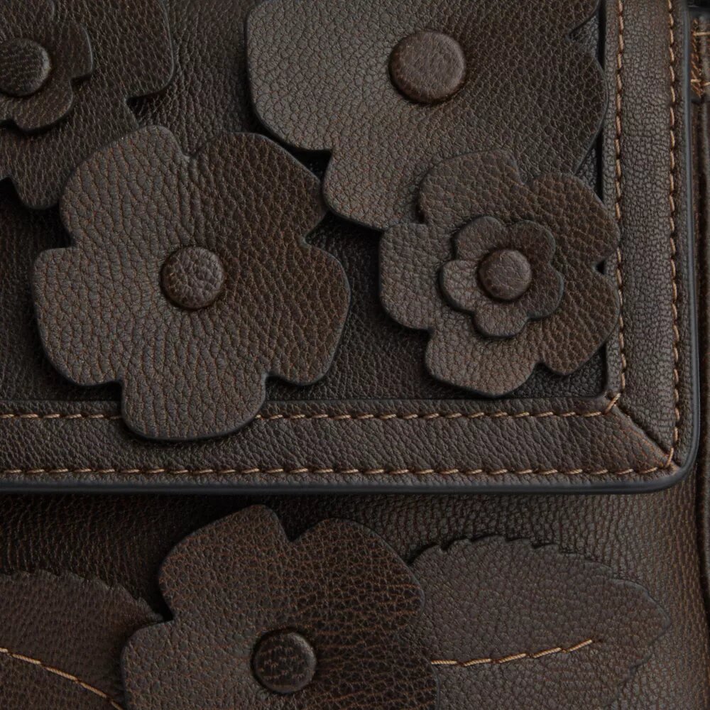 Bolso de hombro pequeño con solapa Etta y aplique floral