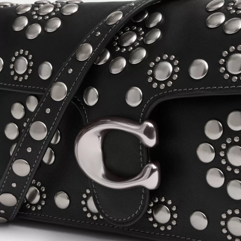 Bolso de hombro Tabby 26 con remaches estilo western