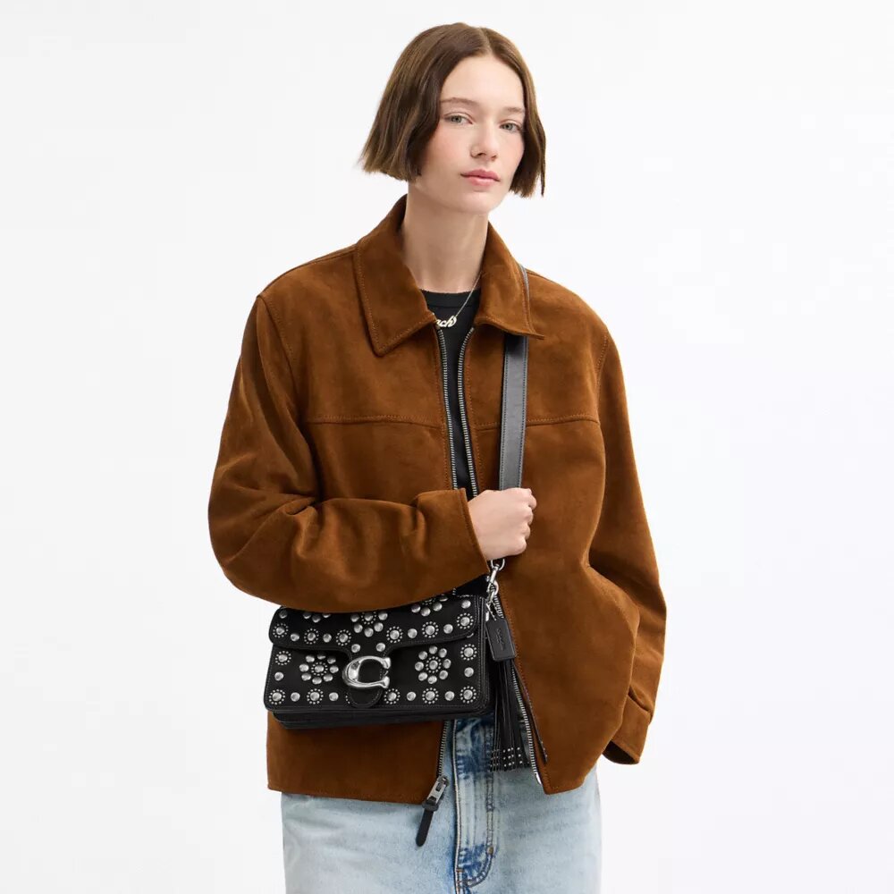 Bolso de hombro Tabby 26 con remaches estilo western