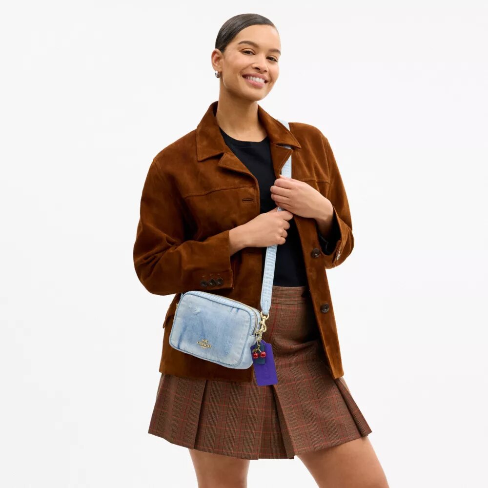 Bolso mini Carey de bandolera en denim desgastado con Charms
