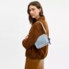 Bolso mini Carey de bandolera en denim desgastado con Charms