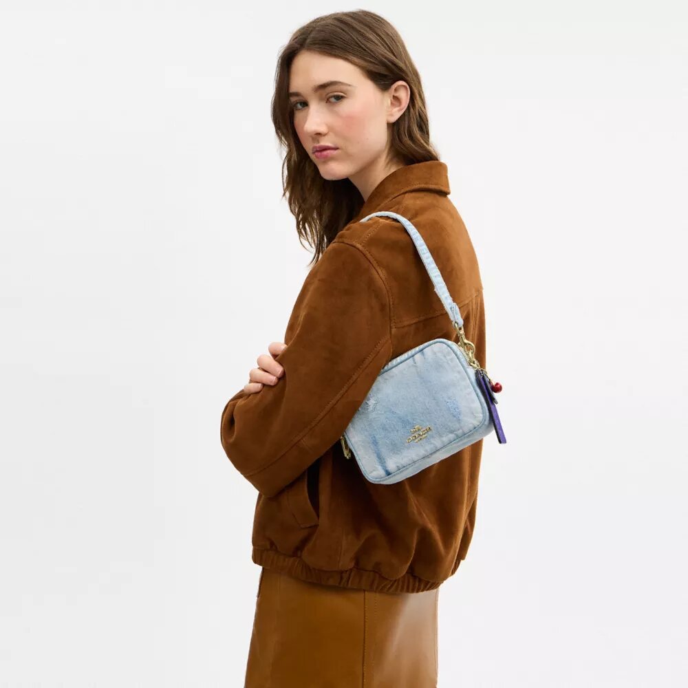 Bolso mini Carey de bandolera en denim desgastado con Charms